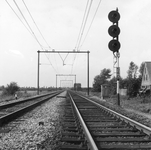 169478 Gezicht op de spoorlijn tussen Utrecht en Bunnik, nabij Vechten (km. 39.4), uit het oosten, met ...